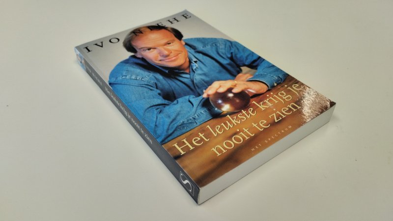 Tweedehands boek: Het leukste krijg je nooit te zien van auteur Ivo Niehe - In goede staat. Nederlandstalige softcover. Lichte gebruikerssporen aan de kaft. Pagina's netjes en onbeschreven.