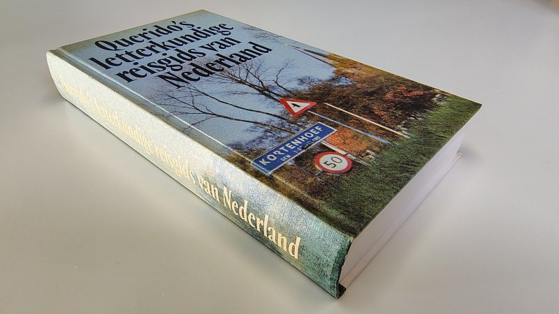 Tweedehands boek: Querido's letterkundige reisgids van Nederland van auteur Willem van Toorn - Hardcover met verkleurde kaft en rug. Binnenwerk onbeschreven en netjes. Goed in de binding.