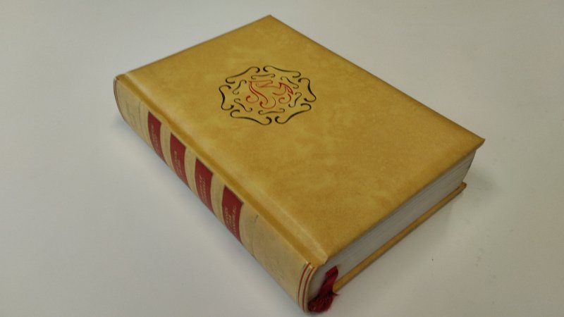 Tweedehands boek: Het beste Book/ reader's digest van auteur Diverse auteurs - In goede staat. Nederlandstalige decoratieve gewatteerde hardcover, Lichte gebruikerssporen aan de kaft. Pagina's netjes en onbeschreven.