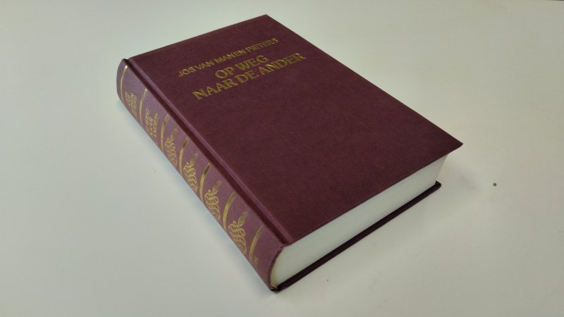 Tweedehands boek: Op weg naar de ander van auteur Jos van Manen Pieters - In goede staat. Nederlandstalige hardcover zonder stofomslag. Licht scheve rug. Pagina's netjes en onbeschreven