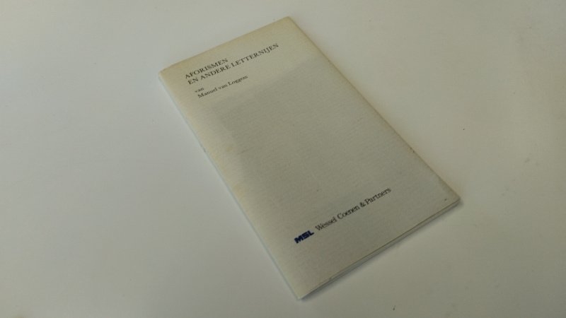 Tweedehands boek: Aforismen en andere letternijen van auteur Manuel van Loggem - In goede staat. Nederlandstalige geniete softcover. Lichte verkleuring aan de kaft. Pagina's netjes en onbeschreven.