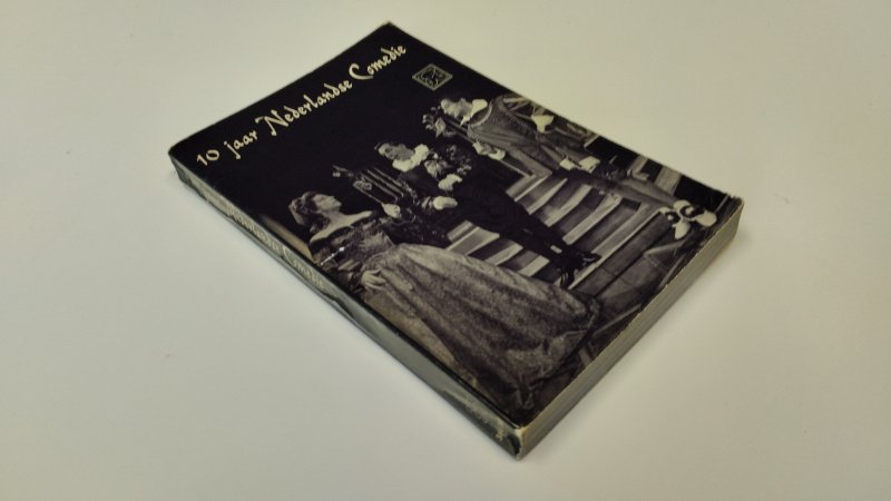 Tweedehands boek: 10 Jaar Nederlandse Comedie van auteur W.Ph. Pos / Simon Carmiggelt (teksten); Lemaire & Wermink (foto’s) - In redelijke staat . Nederlandstalige softcover, duidelijke gebruikssporen aan de kaft waar te nemen. Pagina's verkleurd, maar netjes en onbeschreven.
