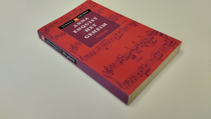 Tweedehands boek: Het geheim van auteur Anna Enquist - In goede staat. Nederlandstalige softcover. mininale gebruikssporen aan de kaft. Pagina's verkleurd, maar netjes en onbeschreven. Rechte rug