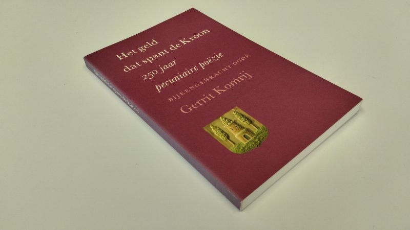Tweedehands boek: Het geld dat spant de Kroon van auteur Gerrit Komrij - In goede staat. Nederlandstalige softcover met flappen. Rechte rug maar verkleurd. Lichte gebruikssporen aan de kaft. Pagina's netjes en onbeschreven.