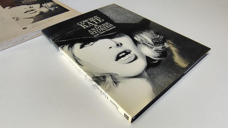 Tweedehands boek: Sam Haskins - Cowboy Kate & andere Stories met slipcase van auteur Sam Haskins - Duitstalige hardcover met stofomslag en slipcase. Case duidelijke ouderdom, Omslag bijna als nieuw. Binnenwerk typex voorin en wat roestvlekjes zie samenvatting voor uitgebreide omschrijving.
