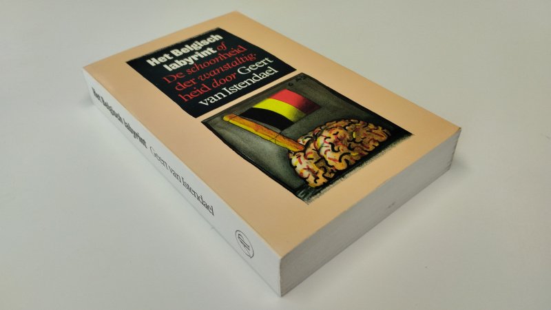 Tweedehands boek: Het Belgisch Labyrint van auteur Geert van Istendael - In goede tot zeer goede staat. Nederlandstalige softcover. Lichte gebruikssporen aan de kaft. Pagina;s netjes en onbeschreven. Rechte rug.