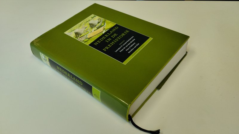 Tweedehands boek: Nederland in de prehistorie van auteur L. P. Louwe Kooijmans - In goede staat. Nederlandstalige hardcover met stofomslag. Stofomslag vertoont gebruikerssporen, met name aan de randen. Boven kant snede kleine vlekjes. Pagina's netjes en onbeschreven. Rechte rug