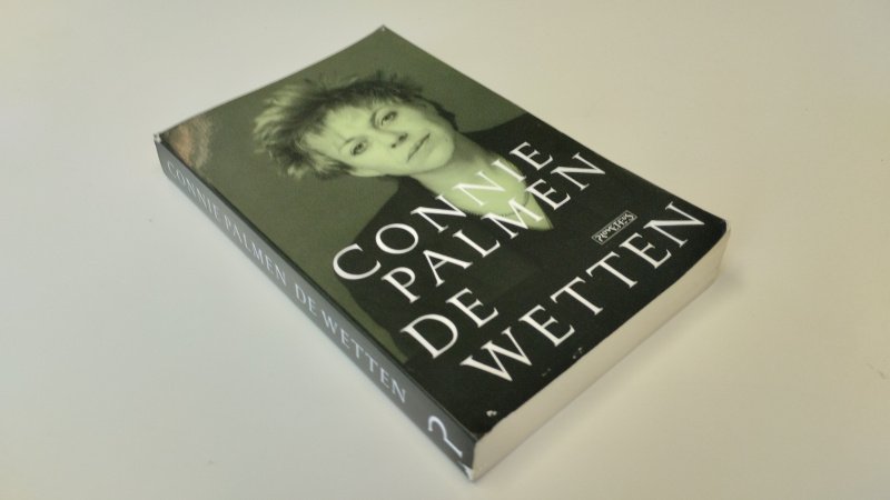 Tweedehands boek: De wetten van auteur Connie Palmen - In goede staat. Nederlandstalige softcover met rechte rug. Kaft vertoont met name aan de hoeken gebruikerssporen. Enkele pagina's met leesvouwtjes bij de hoeken. Pagina's zijn onbeschreven