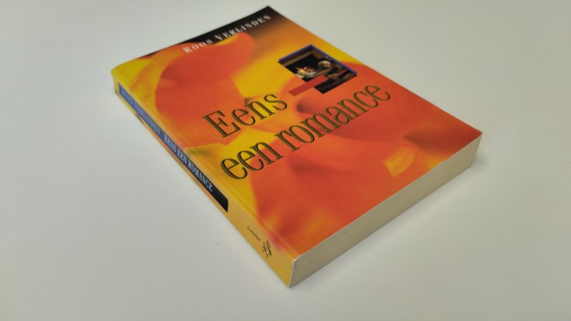 Tweedehands boek: Eens een romance van auteur Roos Verlinden - In goede staat. Nederlandstalige softcover. Lichte gebruikssporen aan de kaft. Naam voorin geschreven, voor de rest zijn de pagina's netjes en onbeschreven.