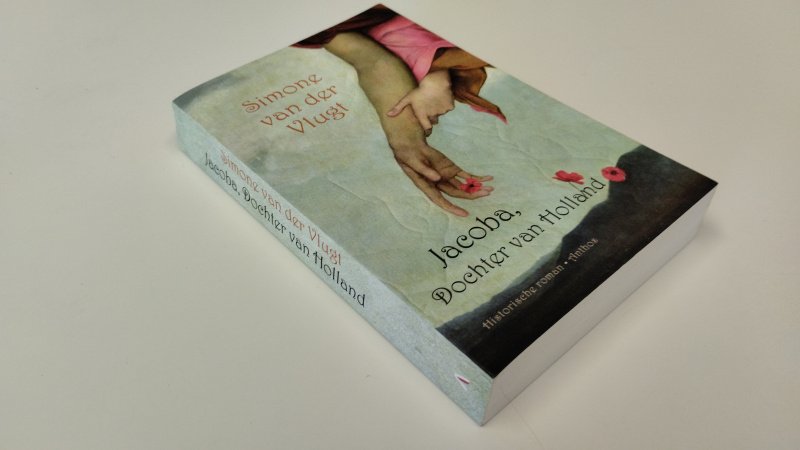 Tweedehands boek: Dochter van Holland. Historische roman van auteur Vlugt - In goede tot zeer goede staat. Nederlandstalige softcover. Kleine gebruikssporen aan de kaft. leesvouwtje in de rug. Pagina's netjes en onbeschreven.