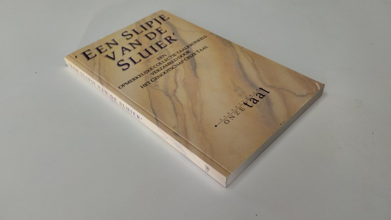 Tweedehands boek: 'Een slipje van de sluier' van auteur Liesbeth Gijsbers, Genootschap Onze Taal - In zeer goede staat. Nederlandstalige softcover met lichte gebruikssporen aan de kaft. Pagina's netjes en onbeschreven. Rechte rug