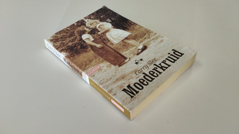 Tweedehands boek: Moederkruid van auteur Carry Slee - In goede tot zeer goede staat. Nederlandstalige softcover met lichte gebruikssporen aan de kaft. Pagina's verkleurd, maar netjes en onbeschreven.