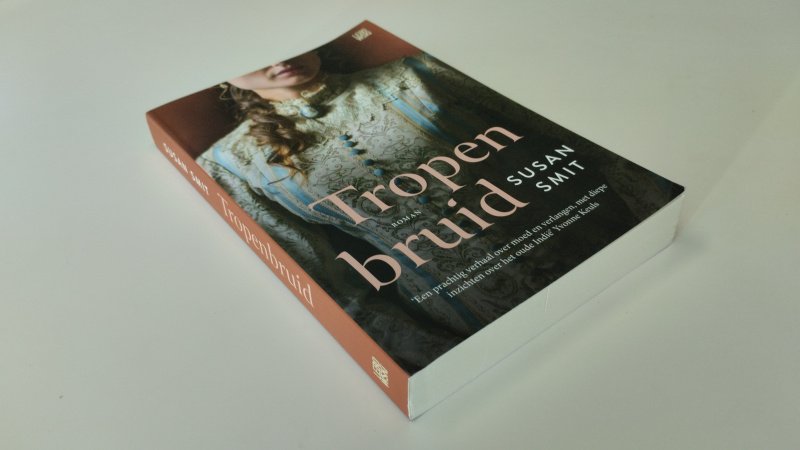 Tweedehands boek: Tropenbruid van auteur Susan Smit - Zo goed als nieuw. Nederlandstalige softcover met minimale gebruikssporen aan kaft en pagina's