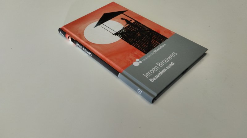 Tweedehands boek: Bezonken rood van auteur Jeroen Brouwers - Zo goed als nieuw. Nederlandstalige hardcover. Pagina's zijn verkleurd door het soort papier, maar netjes en onbeschreven. Kaft heeft minimale gebruikssporen. Netjes en onbeschreven. Met leeslint. Uit AD2010 reeks nr. 7