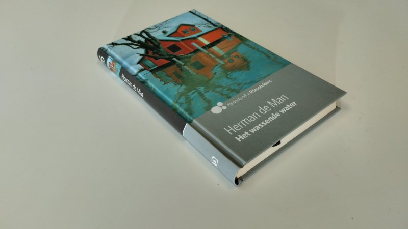 Tweedehands boek: Het wassende water van auteur Herman de Man - Zo goed als nieuw. Nederlandstalige hardcover. Pagina's zijn verkleurd door het soort papier, maar netjes en onbeschreven. Kaft heeft minimale gebruikssporen. Netjes en onbeschreven. Met leeslint. Uit AD2010 reeks nr 16.