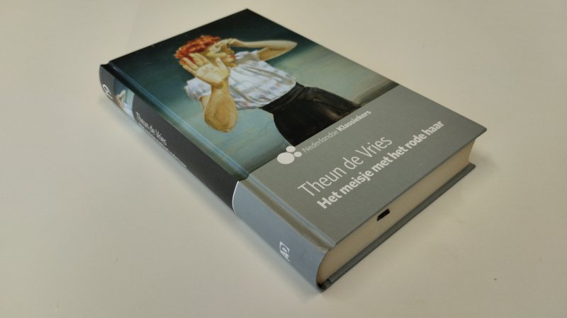 Tweedehands boek: Het meisje met het rode haar van auteur Theun de Vries - Zo goed als nieuw. Nederlandstalige hardcover. Pagina's zijn verkleurd door het soort papier, maar netjes en onbeschreven. Kaft heeft minimale gebruikssporen. Met leeslint. Uit de AD2010 reeks nr.19