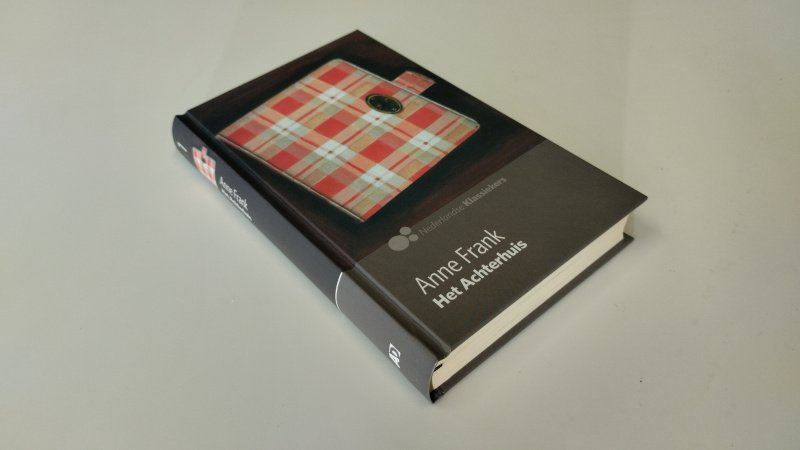 Tweedehands boek: Het achterhuis van auteur Anne Frank - Zo goed als nieuw. Nederlandstalige hardcover. Pagina's zijn verkleurd door het soort papier, maar netjes en onbeschreven. Kaft heeft minimale gebruikssporen. Met leeslint. Uit de AD2010 reeks nummer 1.