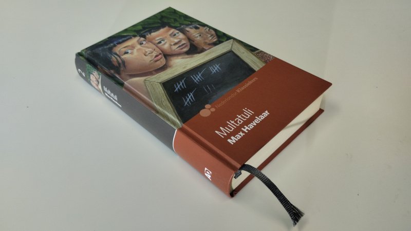 Tweedehands boek: Max Havelaar van auteur Multatuli - Zo goed als nieuw. Nederlandstalige hardcover. Pagina's zijn verkleurd door het soort papier, maar netjes en onbeschreven. Kaft heeft minimale gebruikssporen. Met leeslint. Uit de AD2010 reeks nr. 2