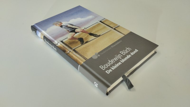 Tweedehands boek: De kleine blonde dood van auteur Boudewijn Büch - Zo goed als nieuw. Nederlandstalige hardcover. Pagina's zijn verkleurd door het soort papier, maar netjes en onbeschreven. Kaft heeft minimale gebruikssporen. Met leeslint Uit de AD2010 reeks nr. 6