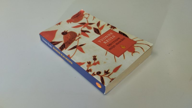 Tweedehands boek: Mevrouw mijn moeder van auteur Yvonne Keuls - In goede staat. Nederlandstalige softcover/ pocketbook. Lichte gebruikssporen aan de kaft. Pagina's netjes en onbeschreven.