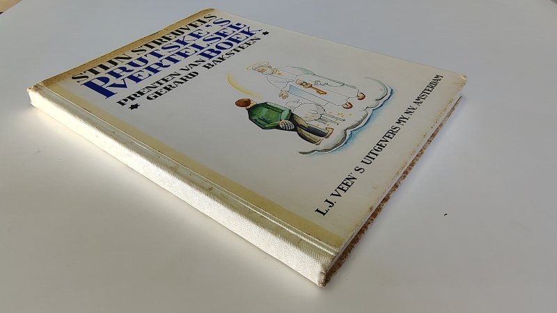 Tweedehands boek: Prutske's vertelselboek van auteur Stijn Streuvels - Hardcover met niet zo mooie kaft meer. Langs de randen roest/vlekken. Binnenwerk is nog goed. Goed in de binding. Onbeschreven en netjes. Vrij van vlekken. Illustraties zijn prachtig.