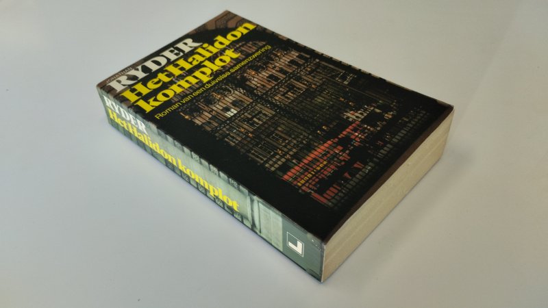 Tweedehands boek: Het Halidon komplot van auteur Jonathan Ryder - In goede staat. Nederlandstalige paperback, met lichte gebruikssporen aan de kaft. Pagina's zijn iets verkleurd door het soort papier, maar netjes en onbeschreven. Rechte rug