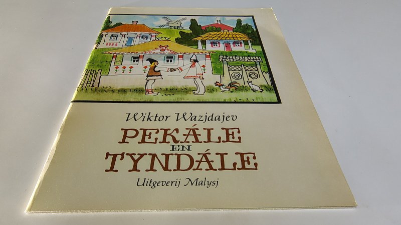 Tweedehands boek: Pekále en Tyndále van auteur Wiktor Wazjdajev - Geniete paperback in A4-formaat. In zeer goede staat. Minimale verkleuring kaft en lichte gebruikerssporen langs de randen. Vrij van roestvlekken, onbeschreven en net binnenwerk.