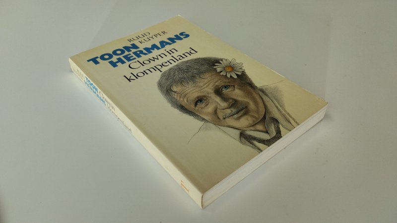 Tweedehands boek: Clown in klompenland van auteur Toon Hermans - In zeer goede staat. Nederlandstalige softcover. Minimale gebruikssporen aan de kaft. Pagina's netjes en onbeschreven. Rechte rug