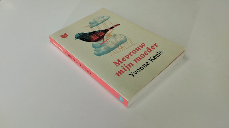 Tweedehands boek: Mevrouw mijn moeder van auteur Yvonne Keuls - Zo goed als nieuw. Nederlandstalige softcover. Met rechte rug, netjes en onbeschreven.