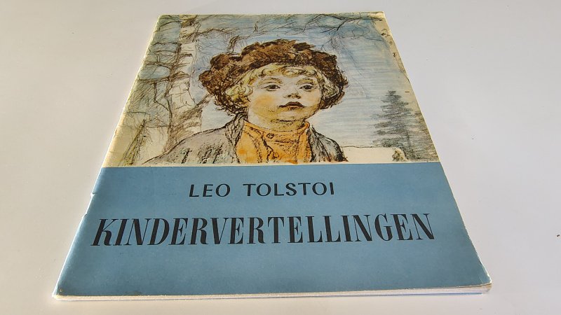 Tweedehands boek: Kindervertellingen van auteur Leo Tolstoi - Paperback geniet in A4-formaat. Lichte slijtage randen kaft en rug. Binnenkant nietjes geroest, geeft nog niet af op de bladzijdes. Binnenwerk is onbeschreven en netjes met prachtige zwart-wit illustraties.