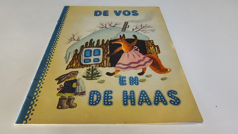 Tweedehands boek: De vos en de haas een nostalgisch prentenboek van auteur vertaald door: T.F. ZaregorodsewaJaar - Paperback geniet in zeer goede staat. Lichte slijtage rug en randen kaft. Lichte verkleuring kaft. Binnenwerk nietjes schoon, onbeschreven met prachtige illustraties.