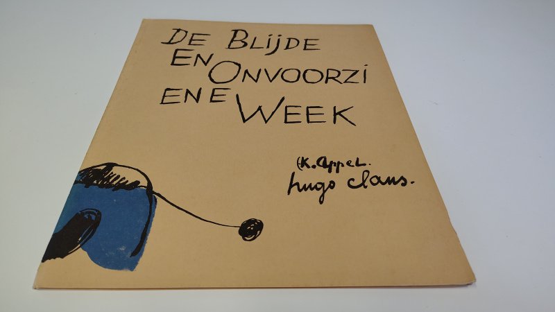 Tweedehands boek: De blijde en onvoorziene week van auteur Hugo Claus & Karel Appel - Losbladig uitgegeven in een kartonnen/papieren omslag. Lichte gebruikerssporen randen omslag en hele lichte verkleuring. Binnenin enkel roestvlekje. In goede staat.