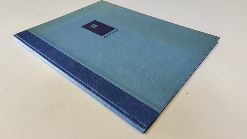 Tweedehands boek: Celdroom in het oorlogsjaar 1943 van auteur H.M. van Randwijk - Hardcover met linnen rug. Licht verkleurd voornamelijk bovenranden kaft. Ex-libris reliëf stempeltje voorin. Genummerde opgave 85 van 275.