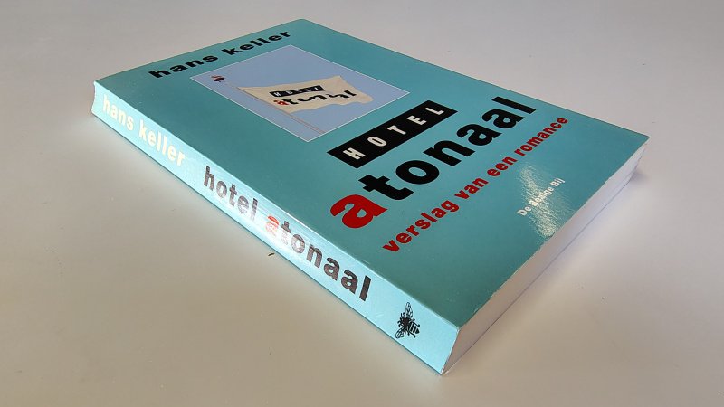 Tweedehands boek: Hotel Atonaal van auteur Hans Keller - Paperback met licht scheef gelezen ruggetjes en lichte leesvouwen. Met ex-libris reliëf stempeltje voorin. Verder onbeschreven en schoon.