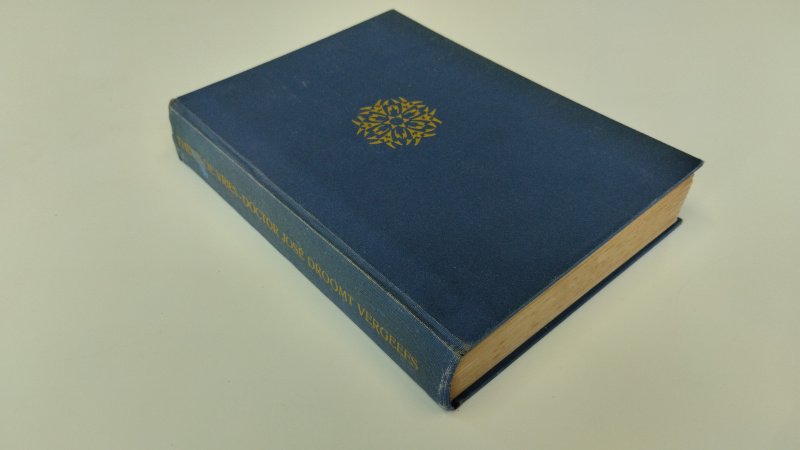 Tweedehands boek: Doctor Jose droomt vergeefs van auteur Theun de Vries - In redelijke staat. Nederlandstalige linnen gebonden hardcover zonder stofomslag. Verkleuring en gebruikersporen aan de kaft (m.n. de randen). Pagina's verkleur/ foxing, maar onbeschreven.