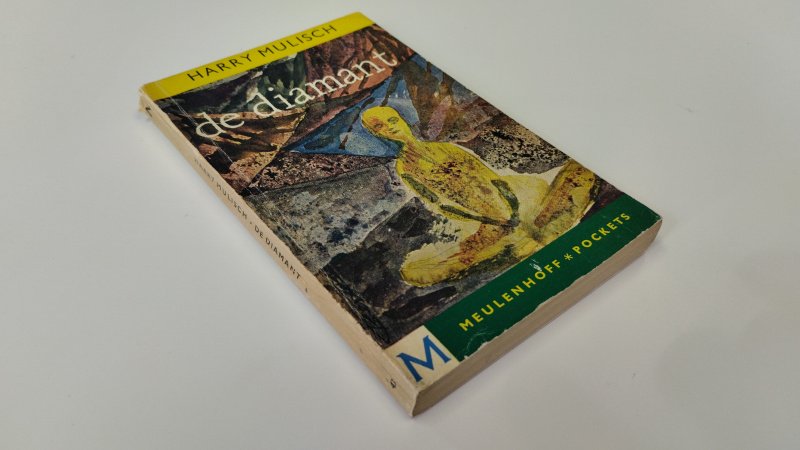 Tweedehands boek: De Diamant van auteur Harry Mulisch - In redelijke staat. Nederlandstalige paperback met verkleuring en gebruikssporen aan de kaft. Pagina's verkleurd, maar onbeschreven. Handtekening op schutblad. https://www.boekwinkeltjes.nl/b/244391695/De-Diamant/