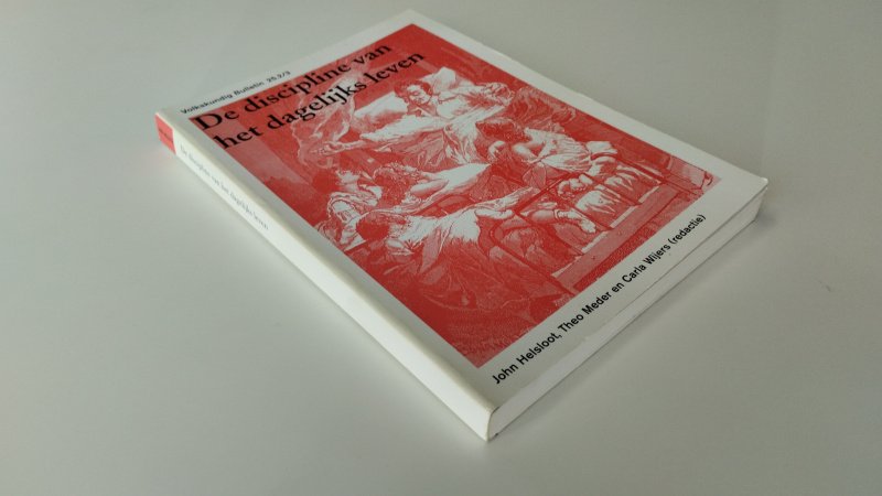Tweedehands boek: De discipline van het dagelijksleven van auteur Diverse auteurs - In goede staat. Nederlandstalige softcover. Kaft is licht verkleurd met kleine gebruiksporen. Pagina's netjes en onbeschreven. Ex Libris reliefstempel op schutbad