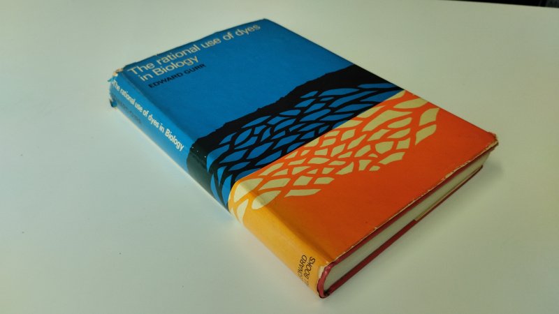 Tweedehands boek: The rational use of dyes van auteur Edward Gurr - In redelijke staat. Engelstalige hardcover met stofomslag. De kaft is verkleurd met duidelijke gebruikerssporen m.n. aan de bovenkant. Pagina's licht verkleurd, maar netjes en onbeschreven.