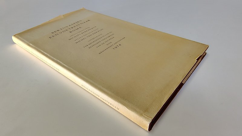 Tweedehands boek: Een voetreis naar Rome van auteur Bertus Aafjes - Hardcover met stofomslag. Omslag flink verkeurd en slijtage langs de randen. De donker rode linnen kaft met goudopdruk is nog als nieuw. Ex-libris reliëf stempeltje voorin, verder onbeschreven, netjes en schoon.