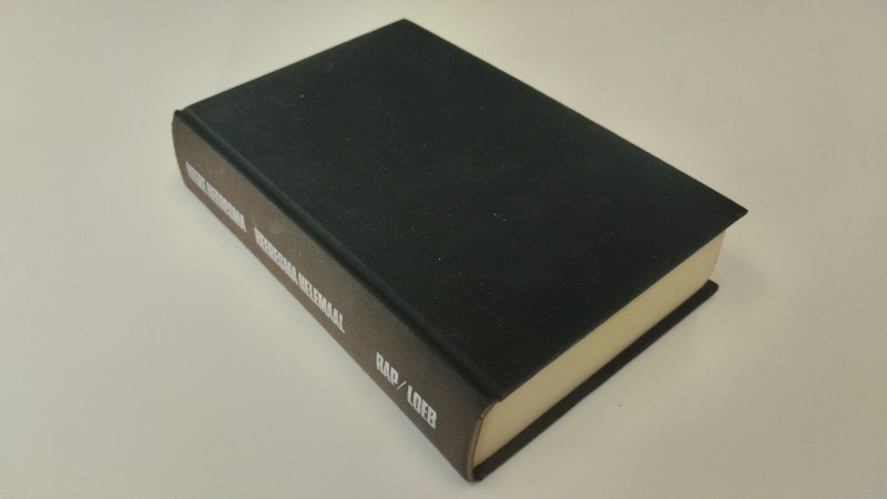 Tweedehands boek: Heeresma Helemaal van auteur Heere Heeresma - Goede staat – Nederlandstalige gebonden hardcover zonder stofomslag. Rug is verkleurd. Op schutblad boodschap en handtekening van de auteur. Pagina's netjes en onbeschreven.