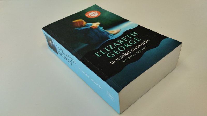 Tweedehands boek: In wankel evenwicht van auteur Susan Elizabeth George - In zeer goede staat. Nederlandstalige paperback. Lichte gebruikssporen aan de kaft. Rechte rug. Pagina's netjes en onbeschreven