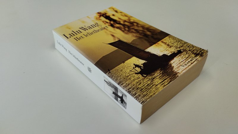 Tweedehands boek: Het lelietheater van auteur Lulu Wang - In goede staat. Nederlandstalige paperback met lichte gebruikssporen aan de kaft. Pagina's verkleurd door het soort papier, maar netjes en onbeschreven.