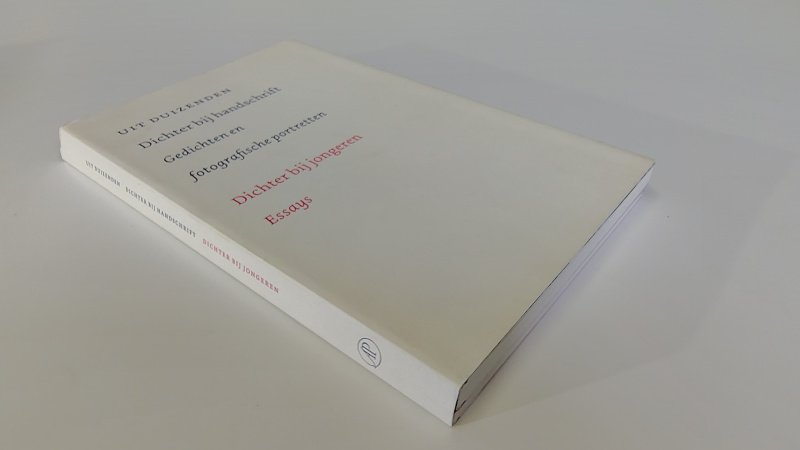 Tweedehands boek: Uit duizenden Dichter bij handschrift van auteur Luuk van Term, Myrle Tjoeng, Hans Vermeulen - Twee paperbacks met flappen samengevoegd in een stofomslag. Minimale gebruikerssporen randen kaft. Beide boekjes hebben een ex-libris reliëf stempeltje voorin, verder onbeschreven en netjes. In zeer goede staat.
