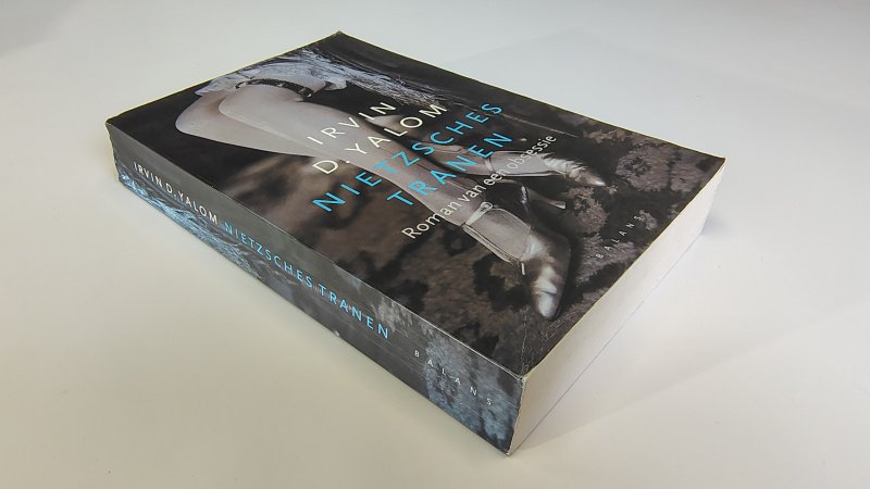 Tweedehands boek: Nietzsches tranen van auteur Irvin D. Yalom - Paperback met rechte rug en lichte leesvouwen. Lichte slijtage randen kaft. Eerste twee bladzijdes vouw van paperclip, verder onbeschreven en netjes.