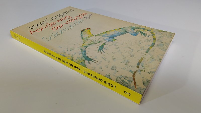 Tweedehands boek: Aan de weg der vreugde van auteur Louis Marie Anne Couperus - Salamander pocket nr 540, met rechte rug zonder leesvouwen. Lichte verkleuring kaft en lichte slijtage langs de randen. Binnenwerk onbeschreven en netjes.