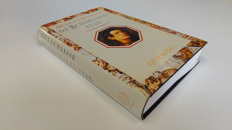 Tweedehands boek: De scharlaken stad van auteur Hella S. Haasse - Hardcover met stofomslag, oogt van buiten als nieuw. Ex-libris reliëf stempeltje voorin, lichte verkleuring schutbladen, verder onbeschreven en netjes.