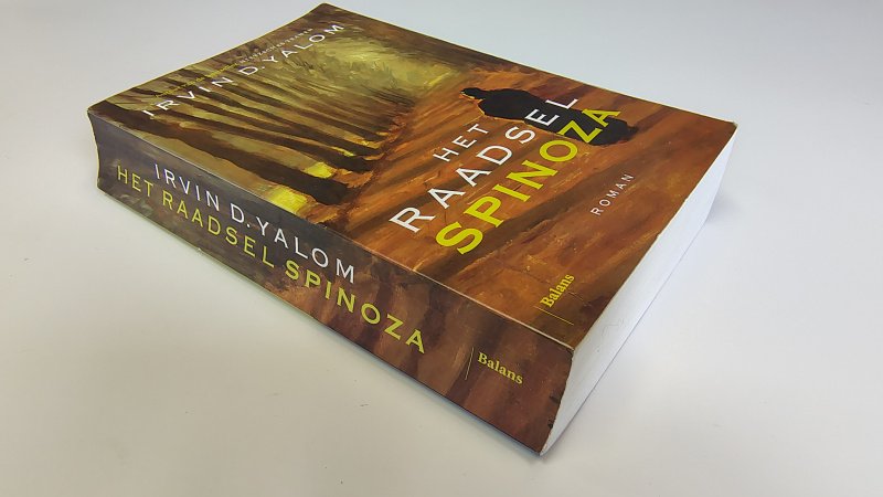 Tweedehands boek: Het Raadsel Spinoza van auteur Irvin D. Yalom - Paperback met hol ruggetje en lichte leesvouwen. Lichte gebruikerssporen randen kaft. Klein vlekje bovenzijde snede. Binnenwerk als nieuw!