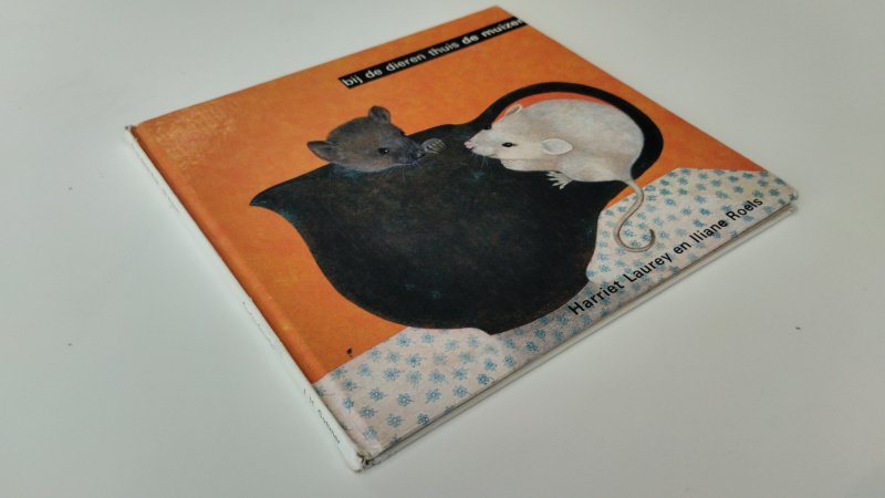 Tweedehands boek: Bij de dieren thuis de muizen van auteur Harriet Laurey en Illiane Roels - In goede staat. Nederlandstalige hardcover. Lichte gebruikssporen aan de kaft. Pagina's netjes en onbeschreven. Stevig in de binding