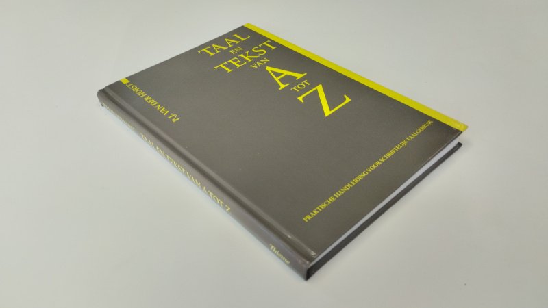 Tweedehands boek: Taal en tekst van A tot Z van auteur P.J. van der Horst - In goede staat. Nederlandstalige hardcover met geringe gebruikssporen aan de kaft. Pagina's netjes en onbeschreven en stevig in de binding
