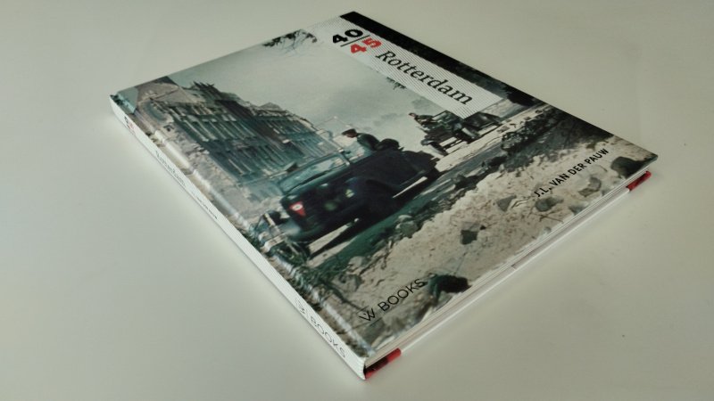 Tweedehands boek: 40-45 Rotterdam van auteur J.L. van der Pauw - In goede to zeer goede staat. Nedelandstalige hardcover met lichte gebruikssporen aan de kaft (m.n. de hoekjes) Pagina's netjes en onbeschreven en goed in binding